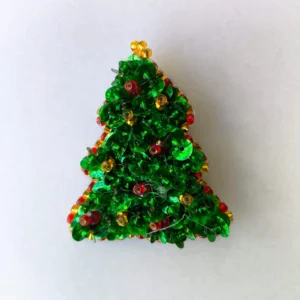 Broche navideño artesanal en forma de árbol con lentejuelas verdes y cuentas brillantes.