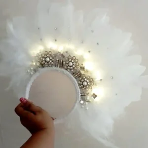 Tocado Pluma Blanca Real: Elegancia con Luces LED