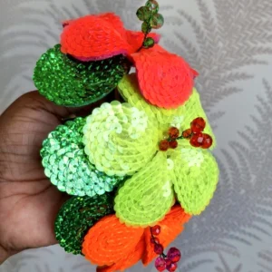 Tocado en Peineta 3 Flores Cayena Mini Lentejuelas(9cm) CON HOJAS